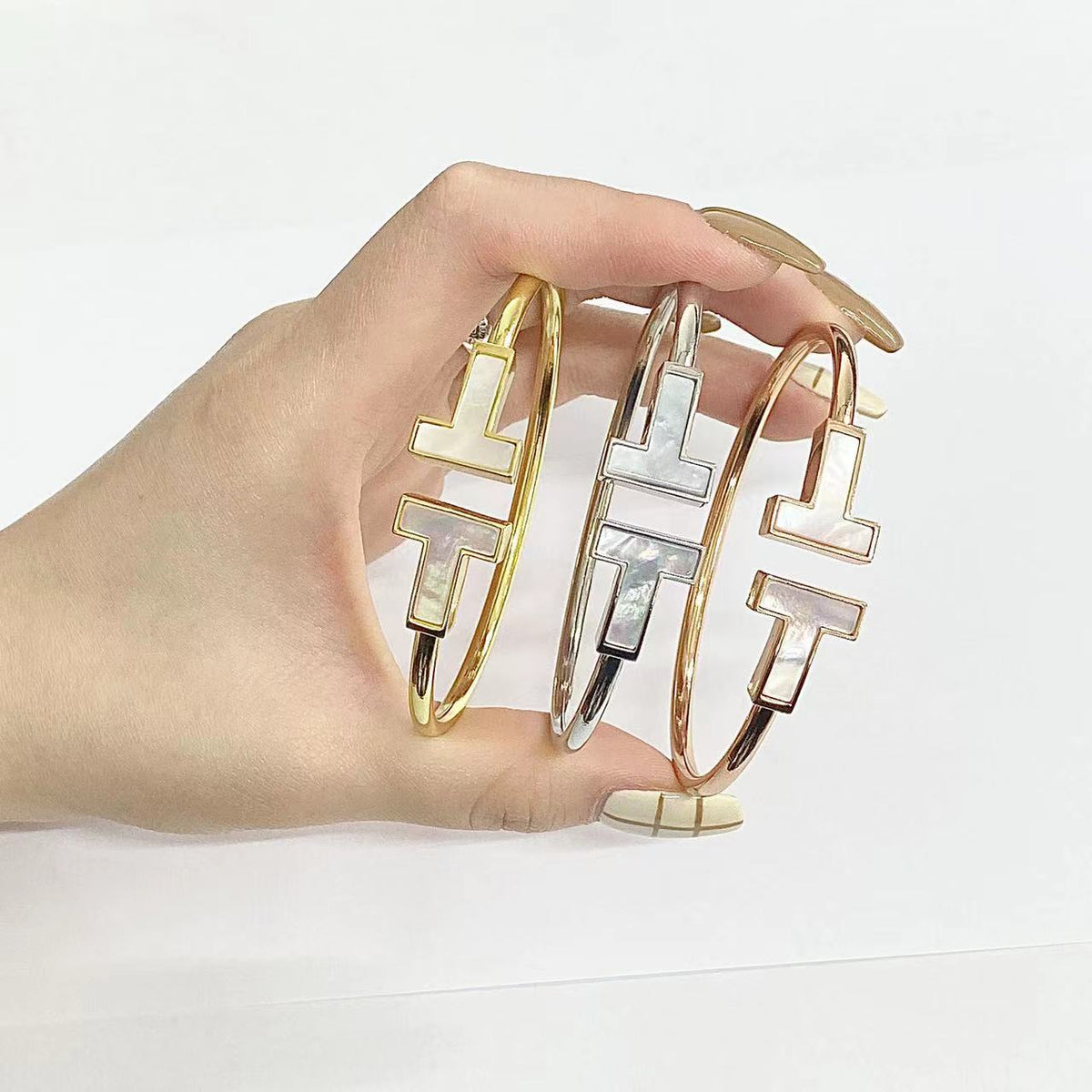 [Hildren Jewelry]T WIDE MOP OPEN BRACELET
