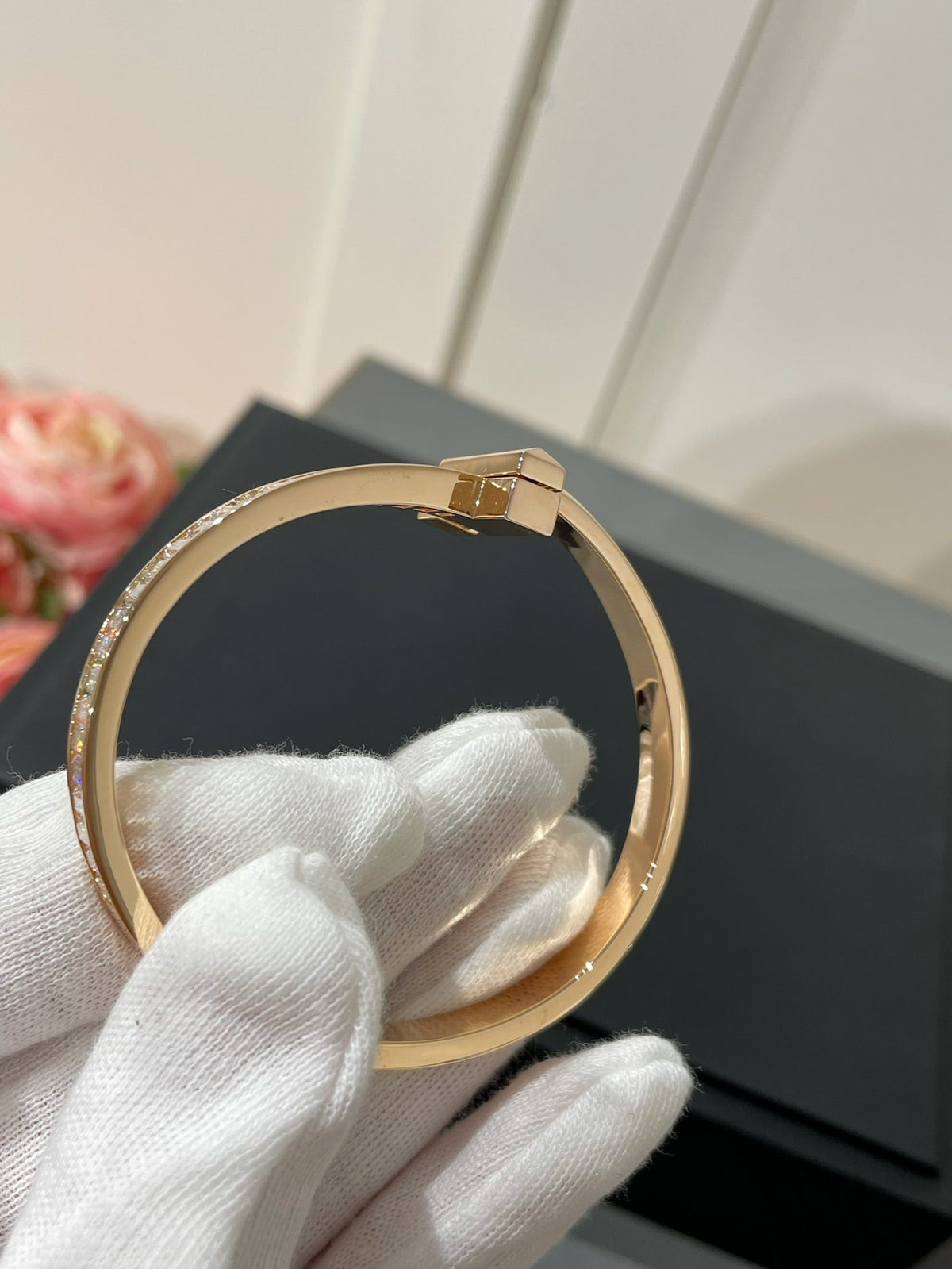 [Hildren Jewelry]WIDE HINGED BANGLE PINK GOLD WITH BAGUETTE DIAMONDS