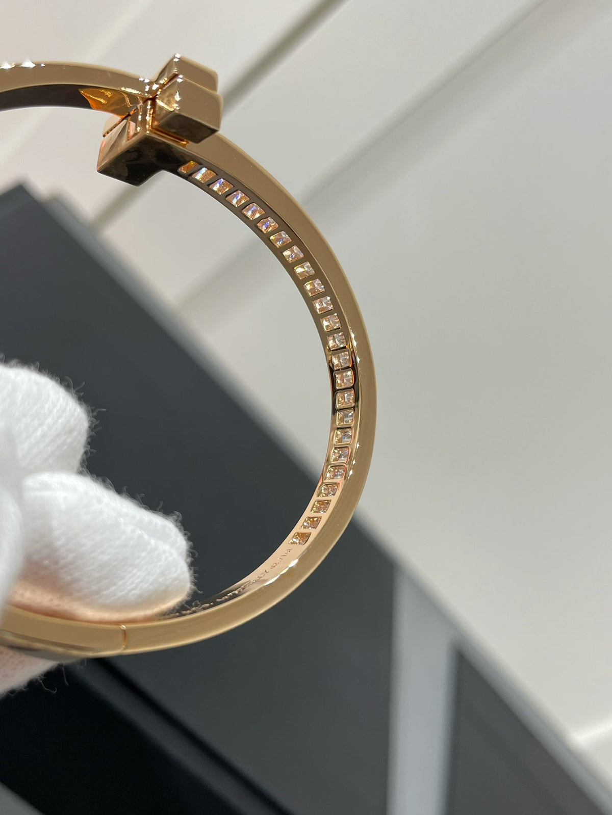 [Hildren Jewelry]WIDE HINGED BANGLE PINK GOLD WITH BAGUETTE DIAMONDS