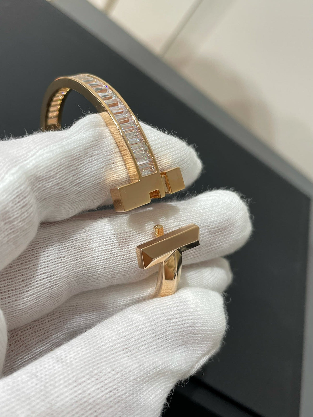[Hildren Jewelry]WIDE HINGED BANGLE PINK GOLD WITH BAGUETTE DIAMONDS