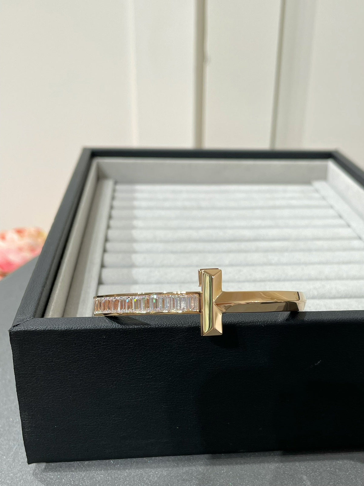[Hildren Jewelry]WIDE HINGED BANGLE PINK GOLD WITH BAGUETTE DIAMONDS